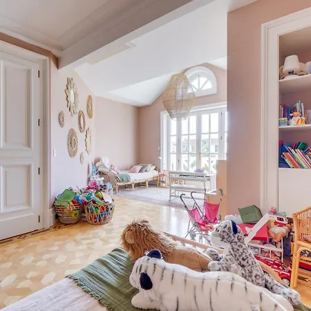 Guest house Very Beautiful Family House With Pool Bordeaux